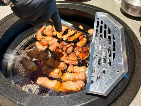 韓国・東大門で炭火焼きの智異山（チリサン）サムギョプサル。 | Trip