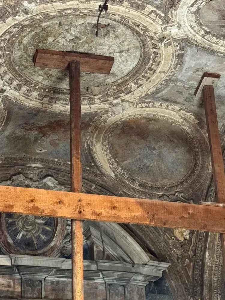 ナポリのサンタニエッロ・ア・カポナポリ教会|Chiesa di Sant’Aniello a Caponapoli、古代ギリシャの遺跡の上に建つ歴史的教会へ。