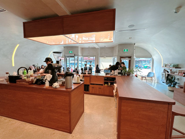 Vancouver에서 나름 유명한 핫한 카페 Slo coffee”