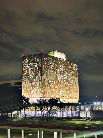 壁一面が「世界最大の石の壁画」。UNAM中央図書館は入場無料の世界遺産