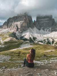 이탈리아 돌로미테의 트레 치메 디 라바레도(Tre Cime di Lavaredo) 방문은 매혹적인 자연 속에