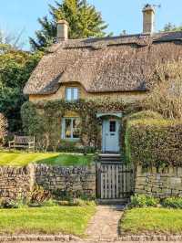 🏡 Cotswold Cottage: A Timeless Escape into English Country Charm 🌸