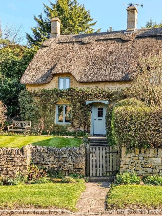 🏡 Cotswold Cottage: A Timeless Escape into English Country Charm 🌸
