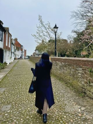 ライ – 石畳、色彩、そして穏やかさが織りなす物語のような逃避行