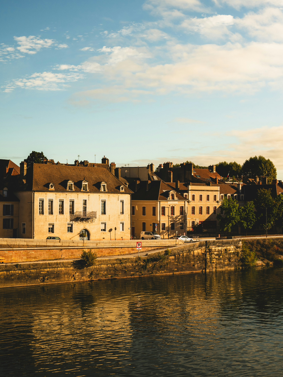 🌸🌊 Weekend Getaway in Nantes: Riverside & Gardens 🚶‍♀️☀️