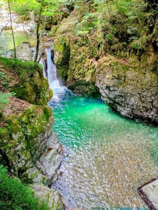 The prefecture-designated natural monument "Iwadate" is the cliff of lava in Mitake. " "Candate Park" has an Iwadate Observatory, a shop, a parking lot, etc., and large buses can also enter. A 600-meter-long waterfall viewing promenade is maintained to the Mitfalls in the park, and Fudo Myoo, who is associated with Enku Shojin, is enshrined along the way. In addition, if you go about 2 km deep into the forest road, you can see Akaganetoyo and Karatani Falls, and you can enjoy a different tasteful walk, such as fresh green in spring and autumn leaves in autumn.