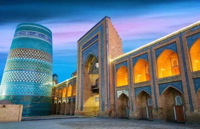 Top 15 most beautiful cities abroad, with cultural and historical heritage.