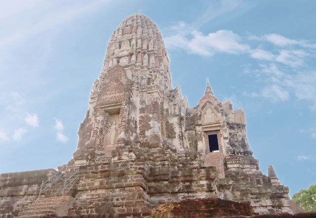 The capital of the Thai Ayutthaya Dynasty, with over 600 years of palace ruins and more than 200 preserved ancient pagodas.