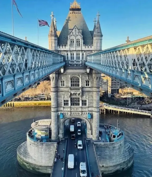 London's main entrance - Tower Bridge