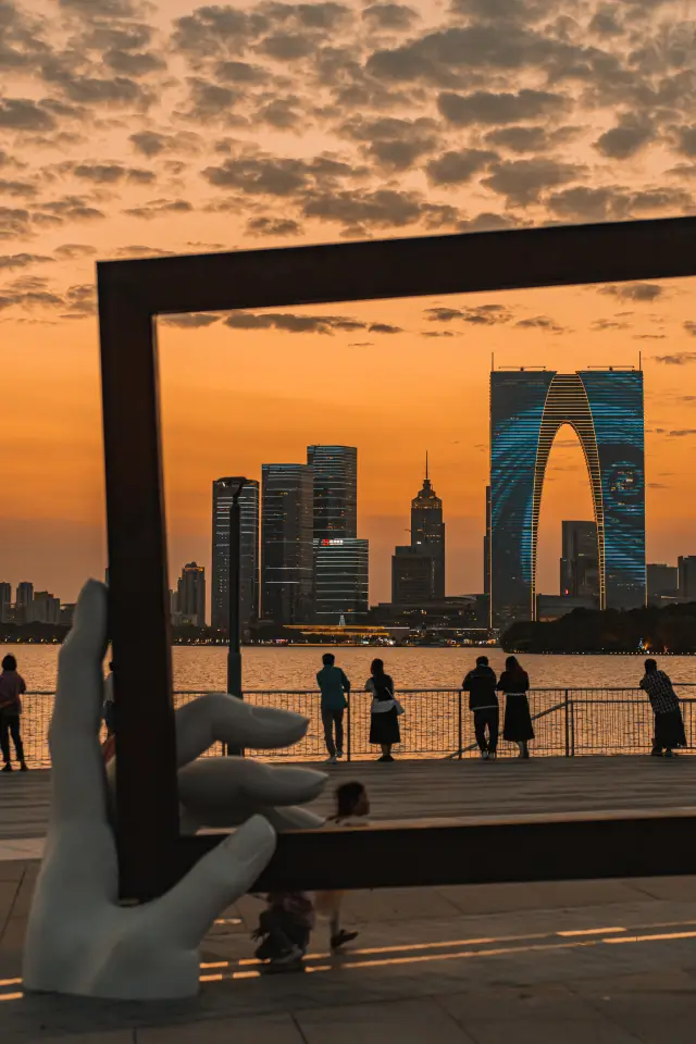 You can always trust the romance of the sunset at Jinji Lake