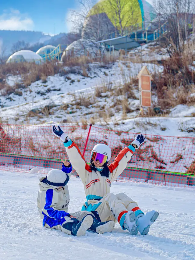 How much does it cost to take children skiing in Chongli every weekend?