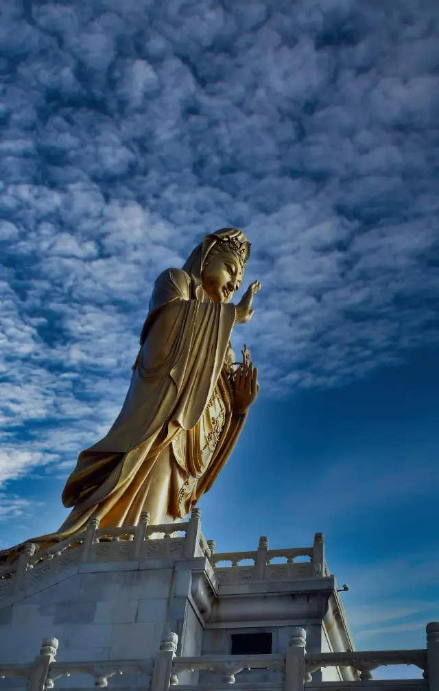 普陀山，全稱普陀洛迦山，佛教四大名山之一，觀音菩薩道場，位於浙江省杭州灣口南緣，舟山群島東部海域