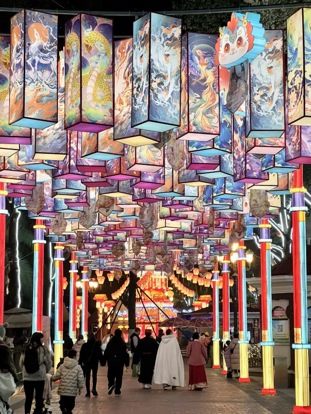 Great places to go for the Spring Festival in Chengdu!! This is the Chinese style romantic ceiling