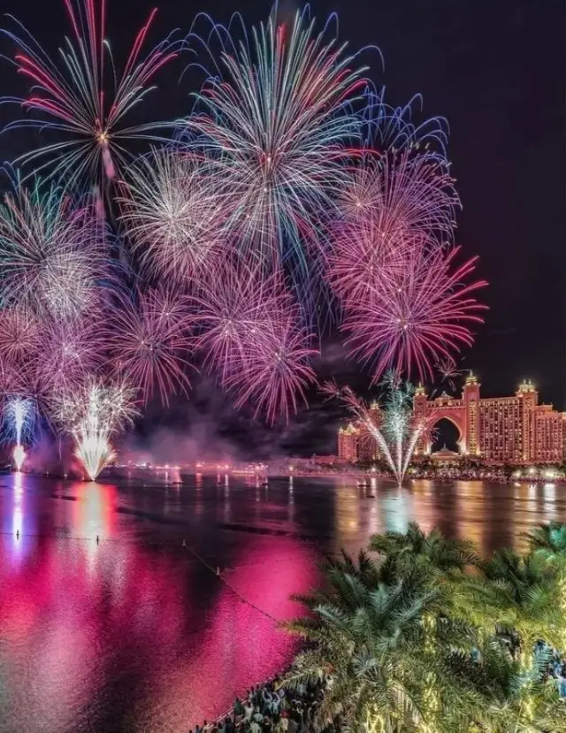 What's it like to celebrate New Year's Eve in Dubai? Here comes the fireworks viewing guide!