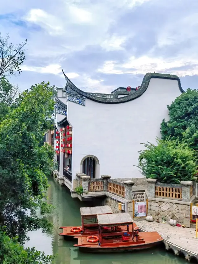 In the north, there is Suzhou and Hangzhou; in the south, there is Shangxia Hang