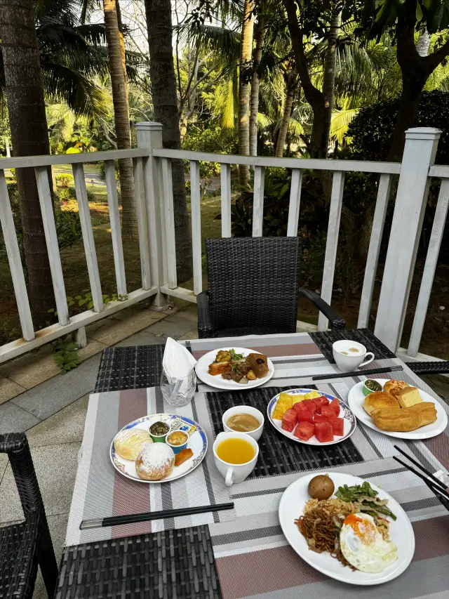 早餐環境滿分還包場游泳池