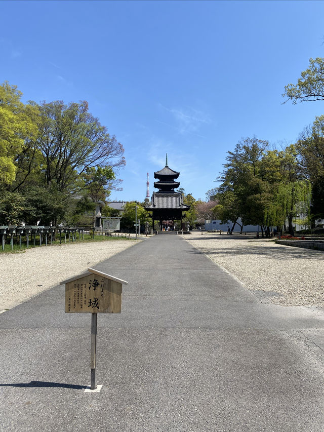 有自動扶梯的八事興正寺