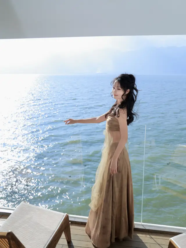 A seaside room with intimate contact with Erhai Lake!