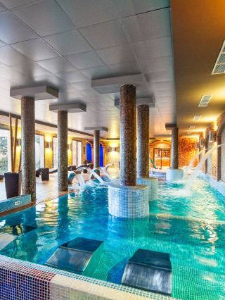🌟✈️ Castilla-La Mancha's Hidden Gem: La Caminera Club 🏰🍇