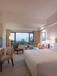 🌟 Makati Marvels: Luxe Stays & City Plays! 🏨✨