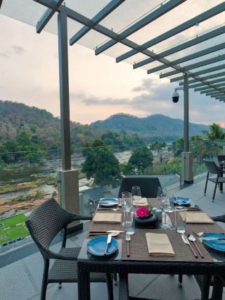 🌴 Kerala's Cozy Corners: Athirappilly's Top Stays 🏨