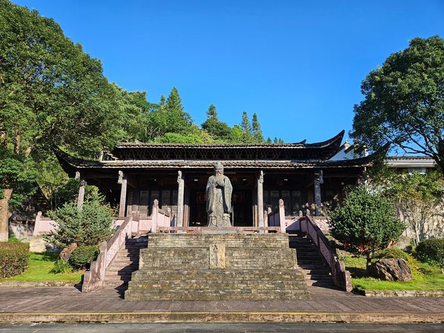 穿越百年流光歲月，品鑒明清文化瑰寶。