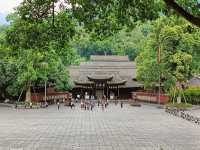 四川旅遊 | 開門見山第一寺–峨眉山報國寺。