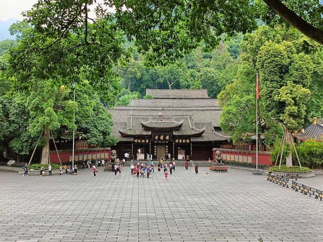四川旅遊 | 開門見山第一寺–峨眉山報國寺。