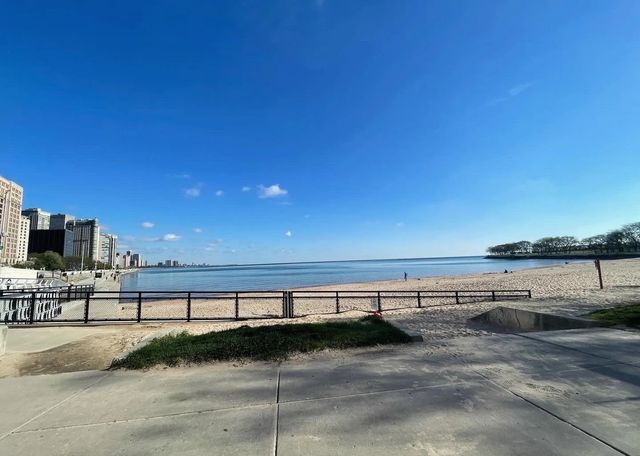 芝加哥俄亥俄街海灘：湖濱時光的完美詮釋。