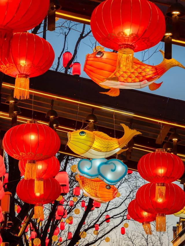 元宵賞燈會好去處，模式口大紅燈籠高高掛