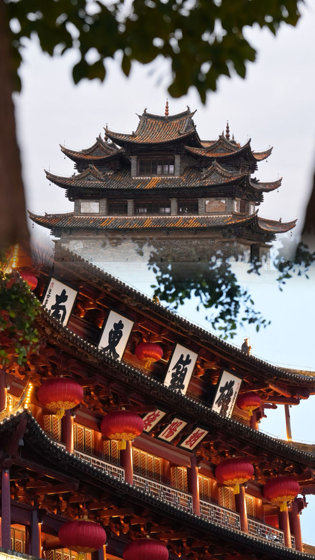 我知臨安里，青山皆枕河