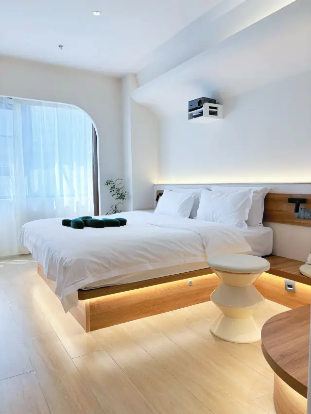 [난징] 커플 필수 숙소 | 신제커우의 로맨틱한 고층 객실!