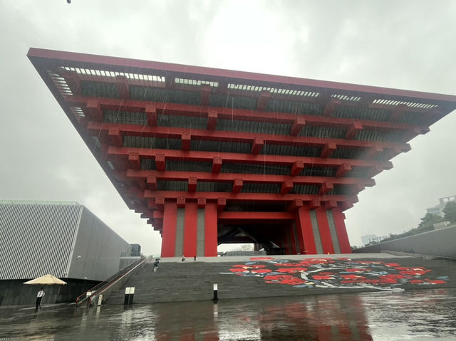 壮大なスケールの門構えをくぐった先にある中国のアートに触れる