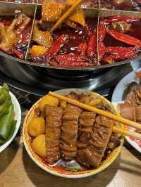 嚟重慶第一餐。。。食洞子火鍋。。。
