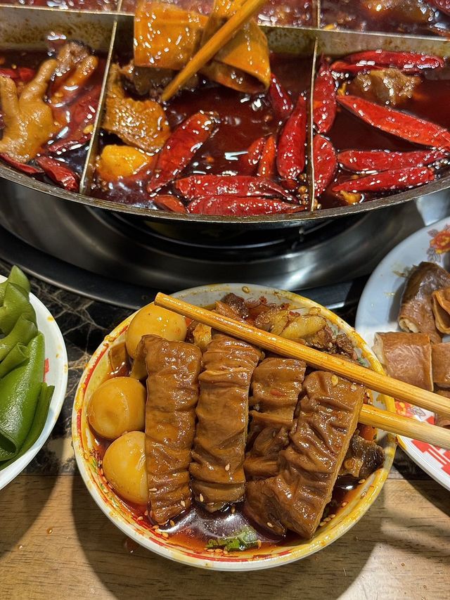 嚟重慶第一餐。。。食洞子火鍋。。。