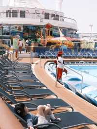 📸 Caught some empty shots on a fully booked cruise with 5,200 people on board?