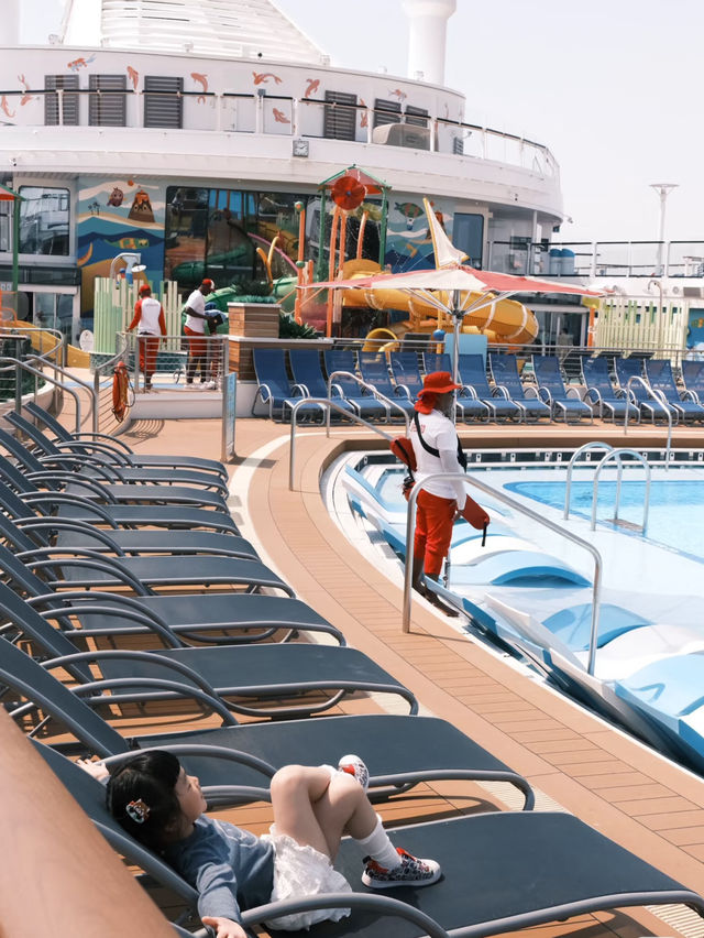 📸 Caught some empty shots on a fully booked cruise with 5,200 people on board?