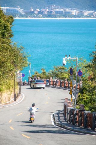 Приехав в Санью, не пропустите шоссе Сан-Бэй с гидом.