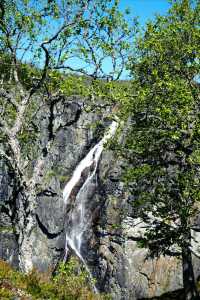 挪威沃爾令斯瀑布｜峽灣邊的壯闊水幕奇觀
 
作為挪威家喻戶曉的自然地標，沃爾令斯瀑布藏於峽灣深處，自