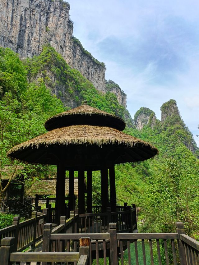 德夯,苗語的音譯,意思為「美麗的峽谷」。 德夯,苗語的音譯,意思為「美麗的峽谷」。