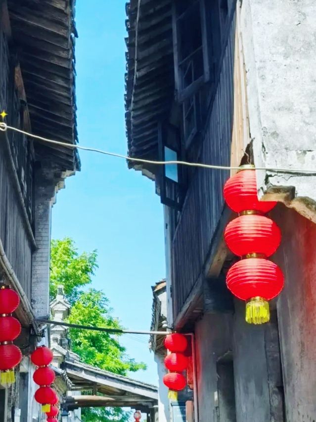 唐代楊氏家族在此修建的橋樑，連接南北，成為古鎮的象徵