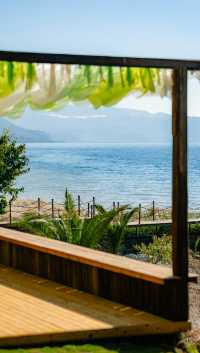 冬日暖陽下的撫仙湖,絕對是雲南最治癒的藍色秘境!這次的昆明-撫仙湖之旅完美避開了人擠人的景點,躺在湖