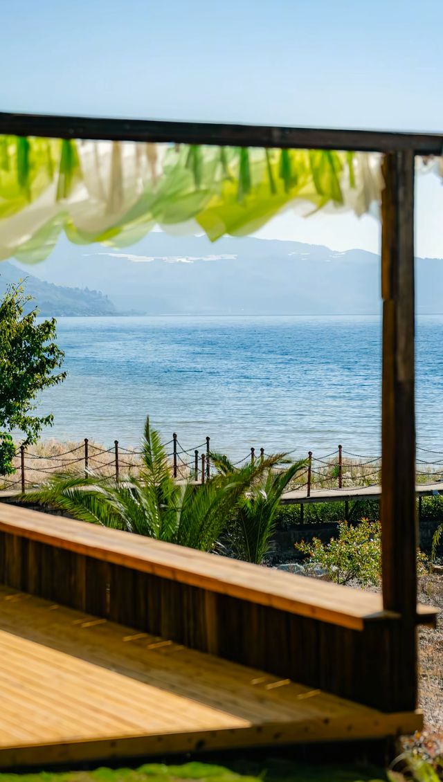 冬日暖陽下的撫仙湖,絕對是雲南最治癒的藍色秘境!這次的昆明-撫仙湖之旅完美避開了人擠人的景點,躺在湖 冬日暖陽下的撫仙湖,絕對是雲南最治癒的藍色秘境!這次的昆明-撫仙湖之旅完美避開了人擠人的景點,躺在湖