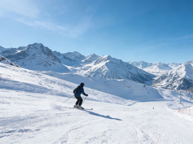 Xinjiang 3-Day Ski Safari: Powder Snow, Yurts & Epic Mountain Views!
