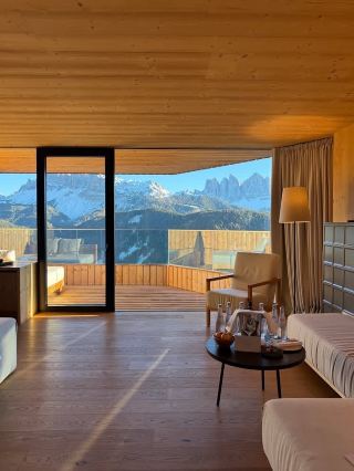 도시를 탈출하라! 돌로미티 산 정상의 숨겨진 천국 FORESTIS 호텔