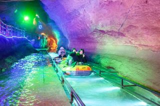 ถ้ำแมลงหิ่งห้อยอบอุ่นเหมือนฤดูใบไม้ผลิในฤดูหนาว