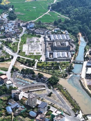 สำรวจอาคารปิดล้อมหลิงหนานแห่งหมู่บ้านหม่านถางฮักกา: ทัศนศึกษาแบบพ่อแม่ลูก