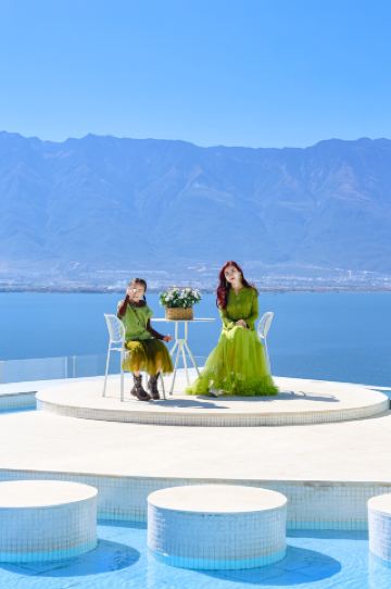 The view from the Wenbi Village C-position Sea Hotel overlooking Cangshan Mountain and Erhai Lake is absolutely stunning!