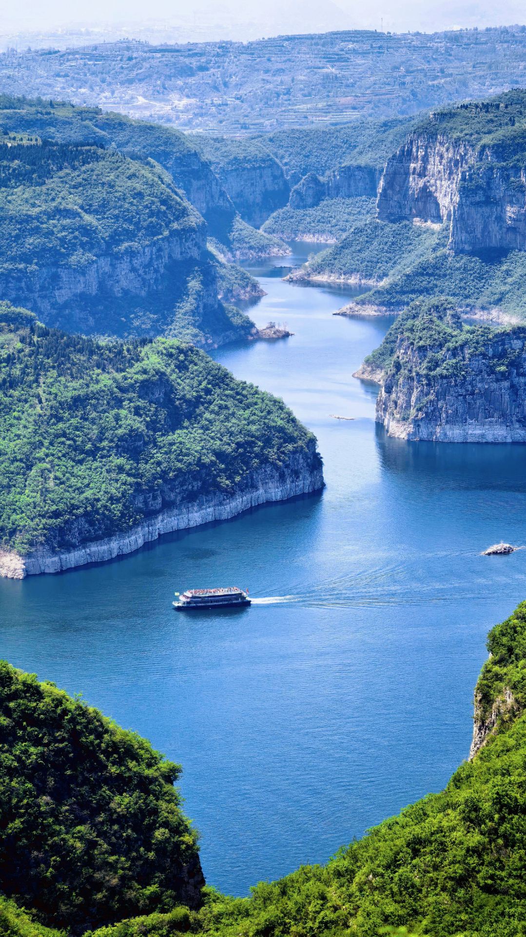 Secret Lake Scenery as Picturesque as a Painting