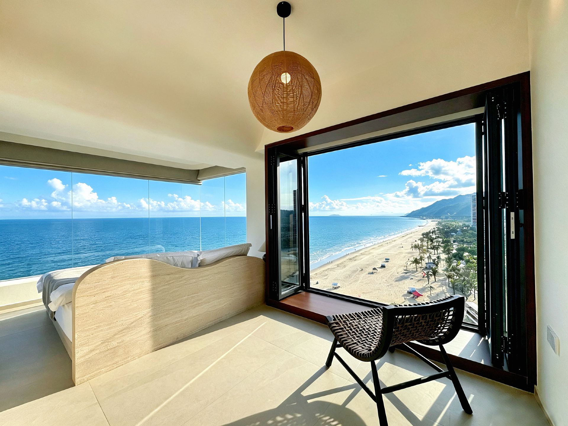 ห้องพัก Shanwei Jinmai Bay | หน้าต่างกระจกสูงจรดเพดานแบบพาโนรามา 270 องศา นอนลงแล้วชมวิวทะเลได้ทั้งหมด
